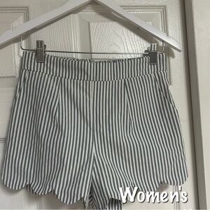 Trendy boutique Gray & White Striped Scallop Hem Shorts